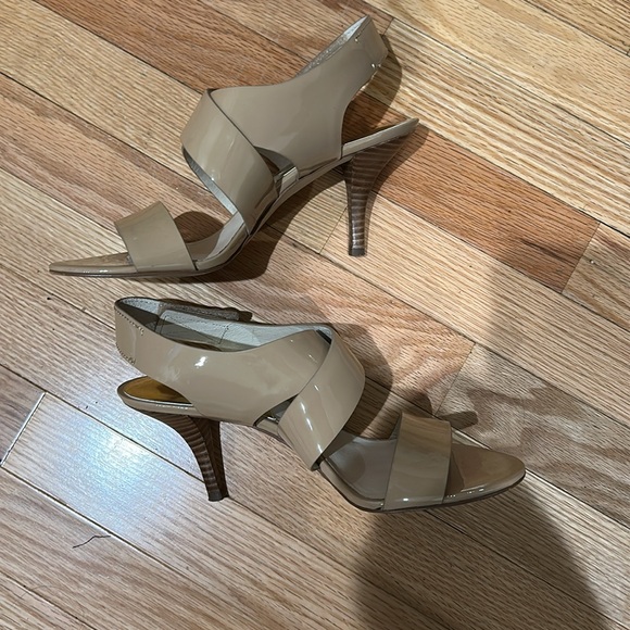 Michael Kors Joselle Open Toe Womens Patent Leather Strappy
sandal
Size 9M - Picture 5 of 8